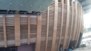 نمونه کار نماکاران سپند | تولید کننده کابنت و دکور چوبی | نمونه کار نمای چوبی آمفی تئاتر و همایش ۱۱