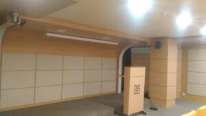 نمونه کار نماکاران سپند | تولید کننده کابنت و دکور چوبی | نمونه کار نمای چوبی آمفی تئاتر و همایش ۱۴