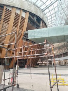 نمونه کار نماکاران سپند | تولید کننده کابنت و دکور چوبی | نمونه کار نمای چوبی آمفی تئاتر و همایش ۹