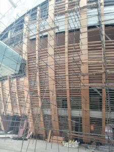 نمونه کار نماکاران سپند | تولید کننده کابنت و دکور چوبی | نمونه کار نمای چوبی آمفی تئاتر و همایش ۵