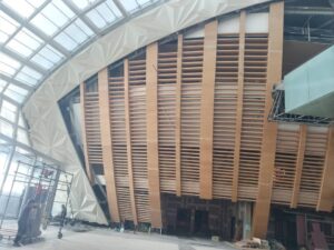 نمونه کار نماکاران سپند | تولید کننده کابنت و دکور چوبی | نمونه کار نمای چوبی آمفی تئاتر و همایش ۲