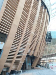 نمونه کار نماکاران سپند | تولید کننده کابنت و دکور چوبی | نمونه کار نمای چوبی آمفی تئاتر و همایش ۳