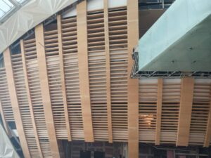 نمونه کار نماکاران سپند | تولید کننده کابنت و دکور چوبی | نمونه کار نمای چوبی آمفی تئاتر و همایش ۴