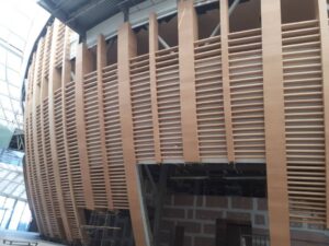 نمونه کار نماکاران سپند | تولید کننده کابنت و دکور چوبی | نمونه کار نمای چوبی آمفی تئاتر و همایش ۱